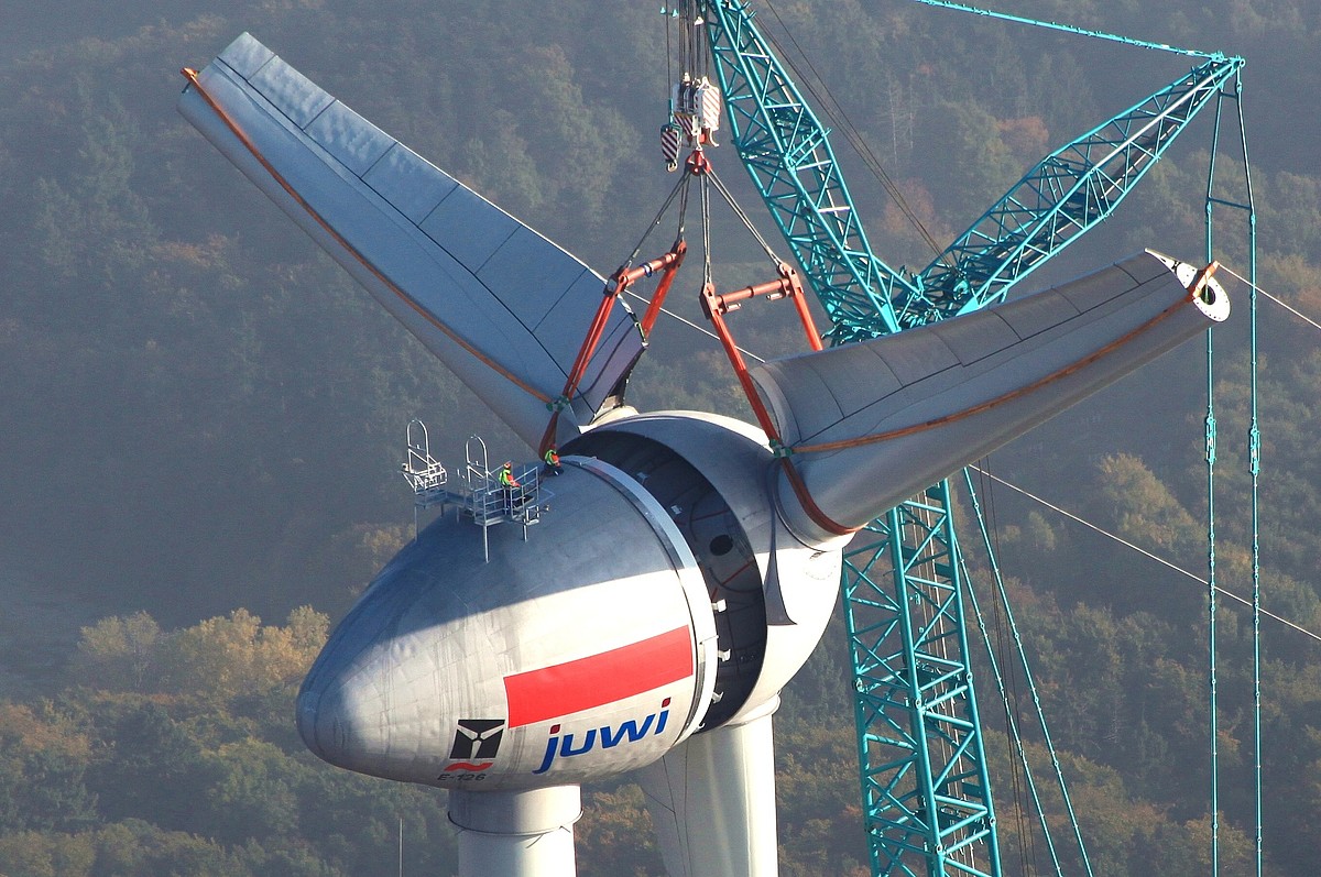 Montáž rotoru větrné turbíny Enercon e-126 s dělenými lopatkami