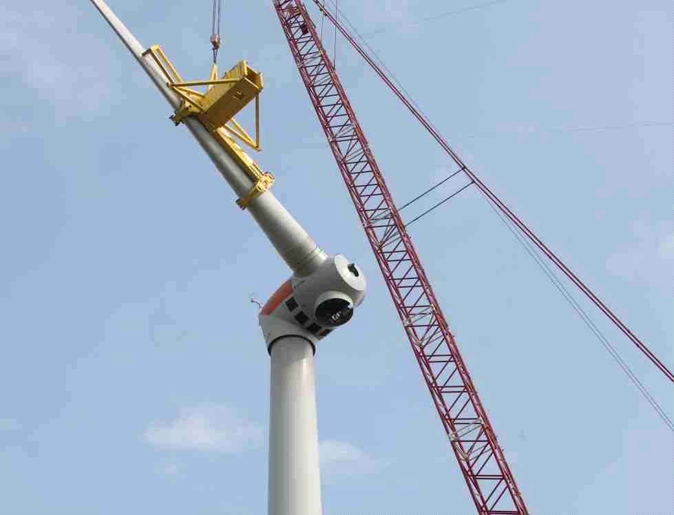 Zařízení na montáž/demontáž větrné turbíny po jedné lopatce