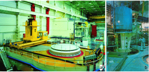Reaktorový sál (vlevo) jaderné elektrárny Dukovany a cirkulační čerpadlo (vpravo)