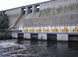 Hráz akumulační vodní elektrárny Orlík (Vltava)