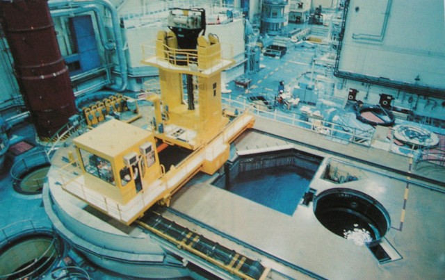 Zavážecí stroj nad reaktorem